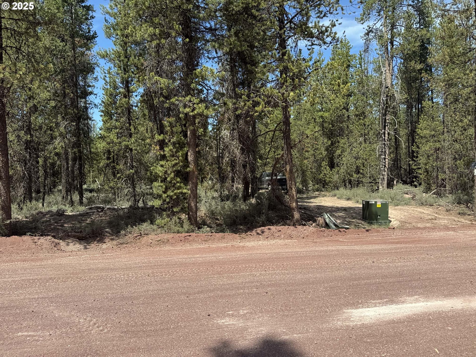 a bench is sitting in the middle of a yard