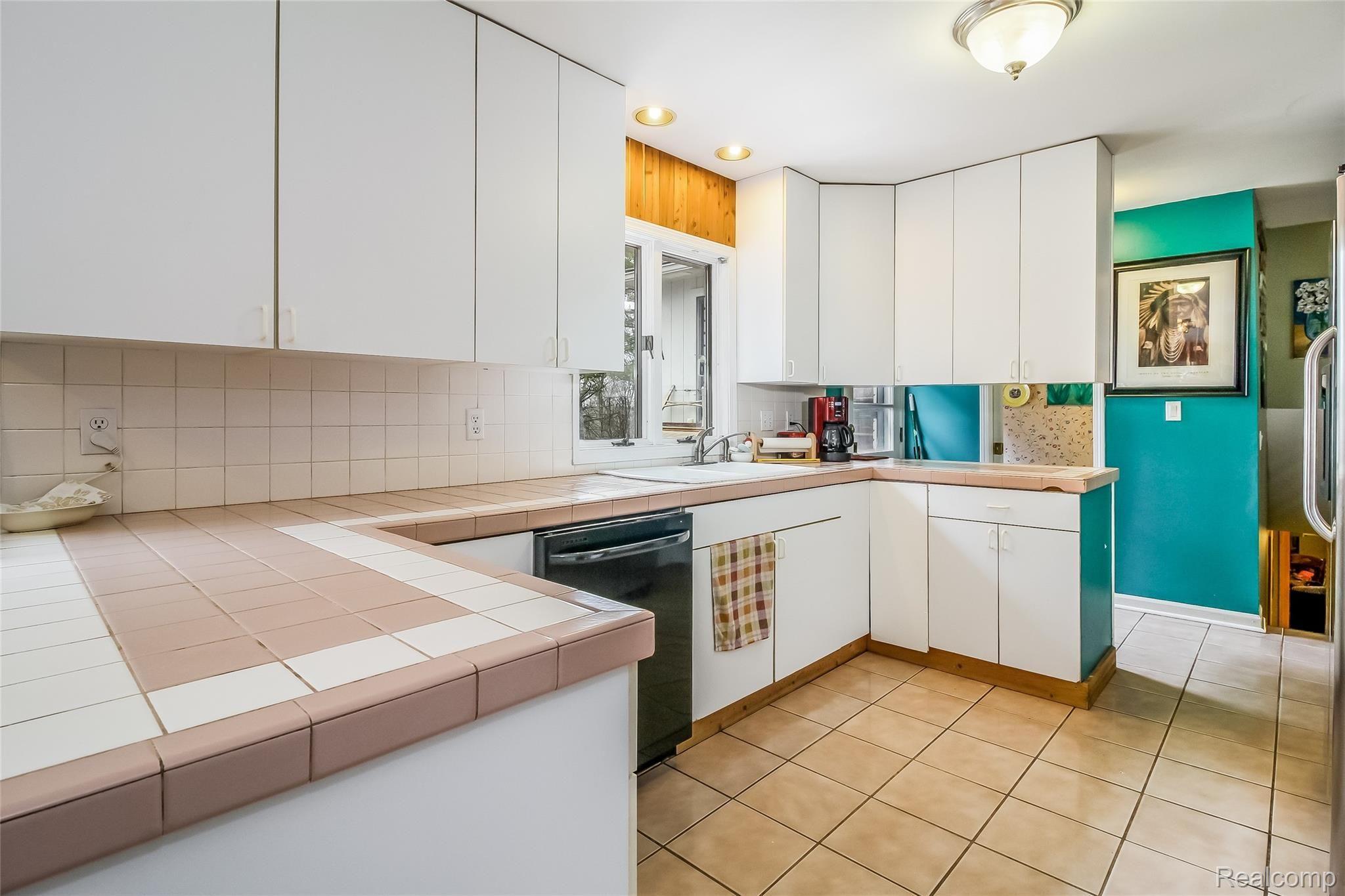 2675 Dutton Road Rochester, MI 48306 - Photo 12 of 42 011-photo-kitchen-5533367.jpg