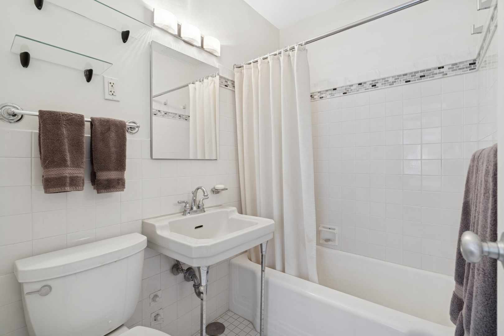 880 North Lake Shore Drive, Unit 11D Chicago, IL 60611 - Photo 13 of 15 a bathroom with a sink a toilet and shower