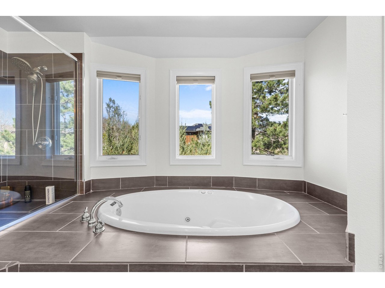 4825 6th Street Boulder, CO 80304 - Photo 22 of 50 a view of bathroom with bathtub and window