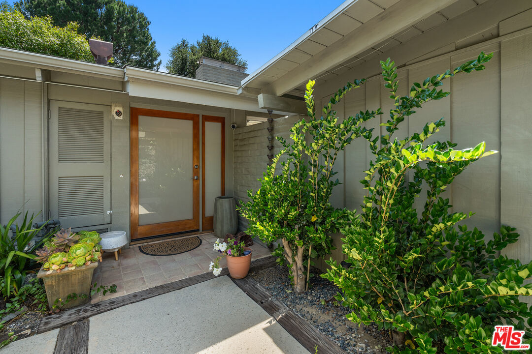 3641 Woodcliff Road Los Angeles, CA 91403 - Photo 4 of 26