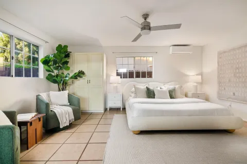 a picture of a bench in front of building