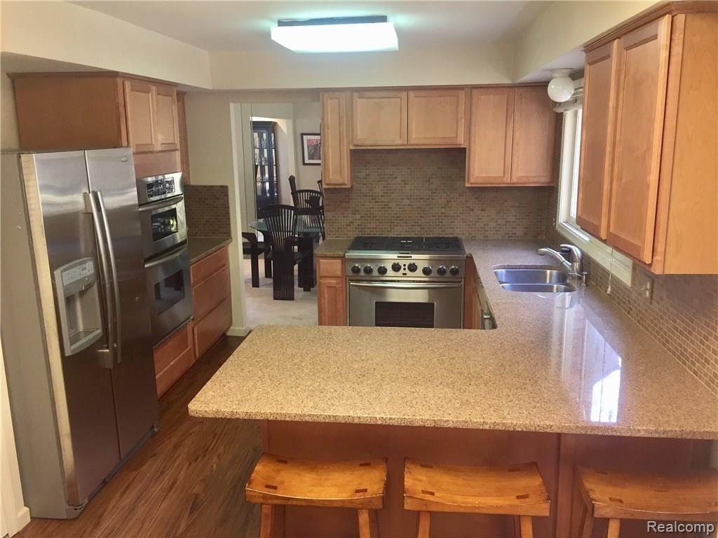 30618 High Valley Road Farmington Hills, MI 48331 - Photo 16 of 46