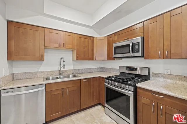 $629,000 | 5420 Sylmar Avenue, Unit 117, Sherman Oaks, CA 91401