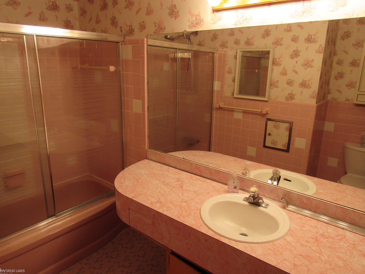 18430 Davidson Road Fraser, MI 48026 - Photo 21 of 26 31340829-20.JPG