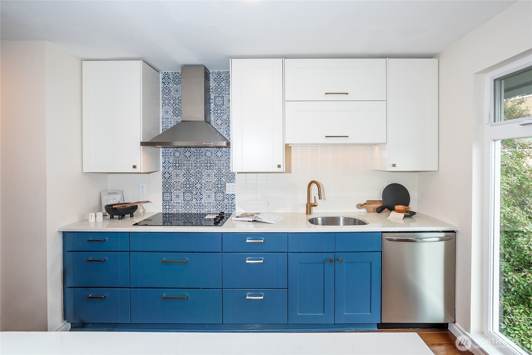 2510 West Bertona Street, Unit 428 Seattle, WA 98199 - Photo 7 of 35 a kitchen with a sink and cabinets