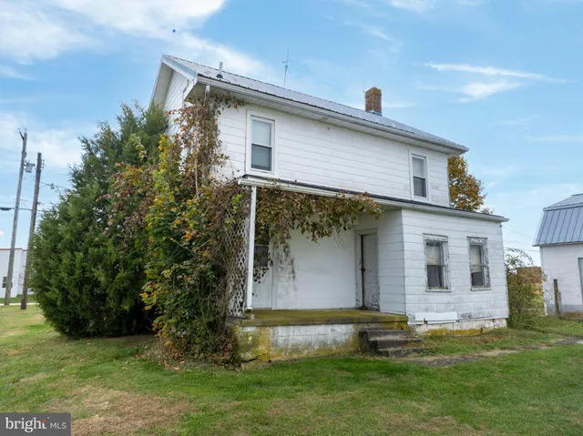 a view of a house with a yard and garage