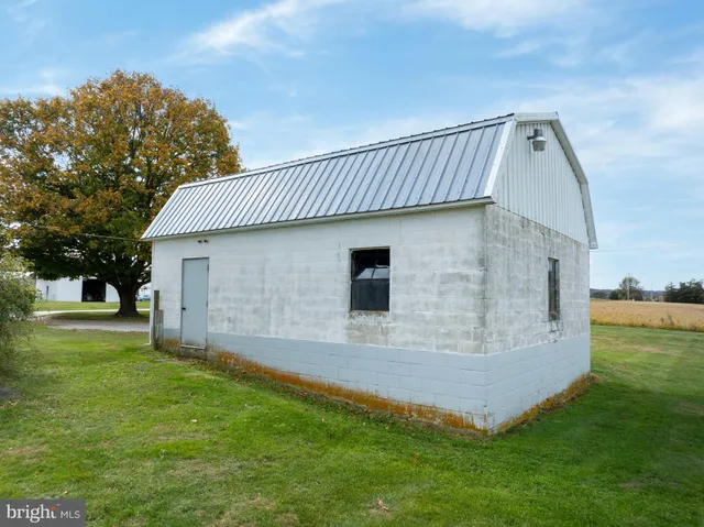 a view of a house with backyard and porch