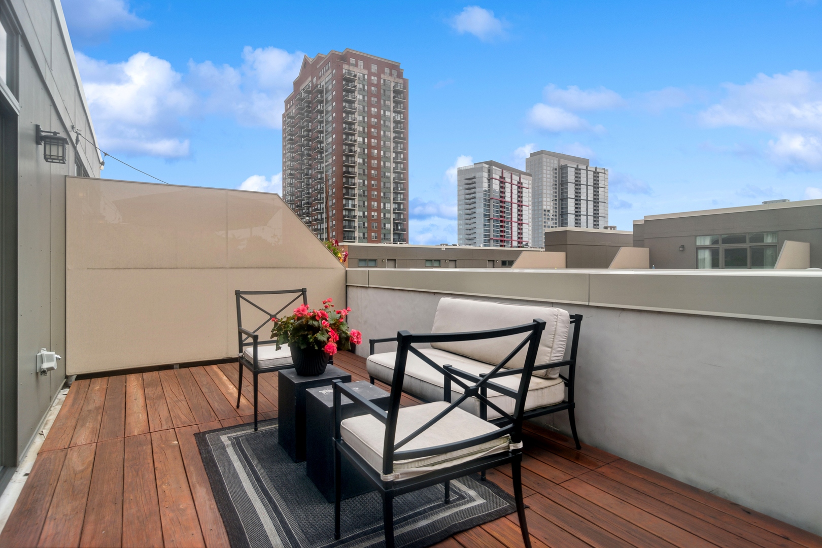 1648 South Prairie Avenue, Unit 4 Chicago, IL 60616 - Photo 26 of 30 a view of a terrace with sitting area