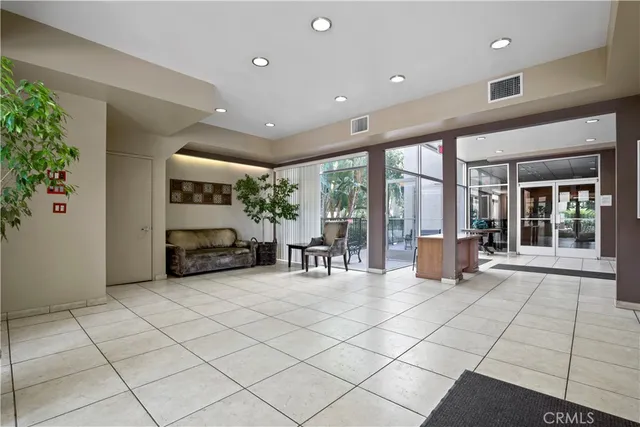 $2,850 | 5325 Newcastle Avenue, Unit 240, Encino, CA 91316