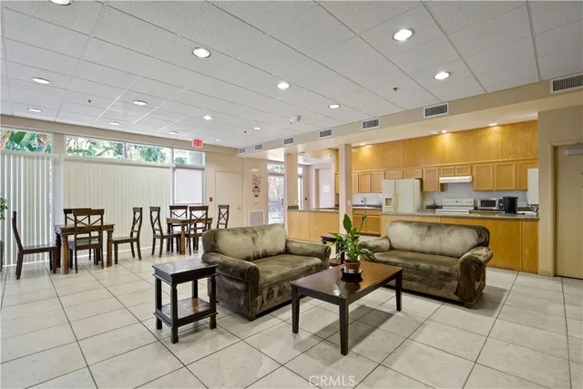 $2,850 | 5325 Newcastle Avenue, Unit 240, Encino, CA 91316