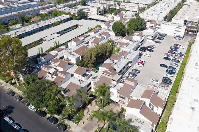 $2,850 | 5325 Newcastle Avenue, Unit 240, Encino, CA 91316