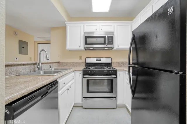 $2,750 | 5325 Newcastle Avenue, Unit 240, Encino, CA 91316