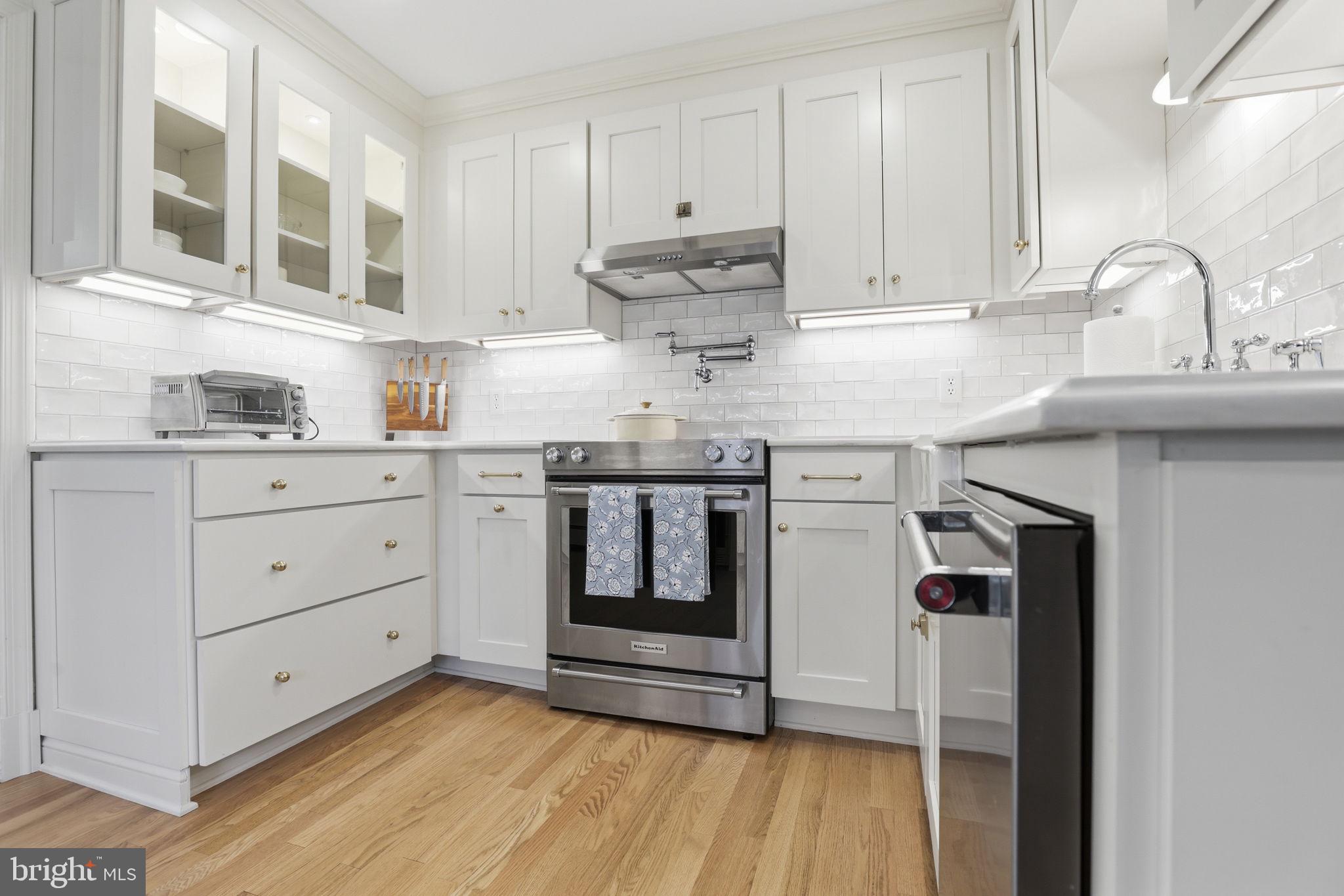 443 Schley Road Annapolis, MD 21401 - Photo 7 of 39 Custom cabinetry and stainless steel appliances