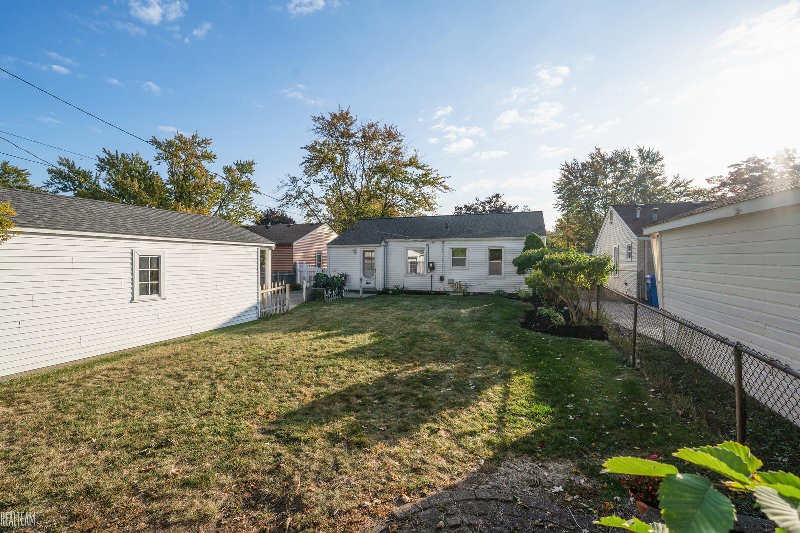 25271 Hayes Road Warren, MI 48089 - Photo 17 of 18 50093115-16.JPG