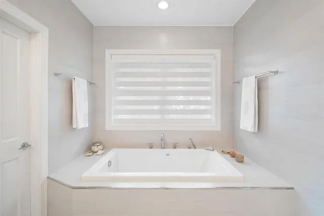 $5,495,000 | 164 West Mashta Drive, Key Biscayne, FL 33149