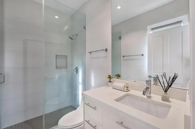 $5,495,000 | 164 West Mashta Drive, Key Biscayne, FL 33149