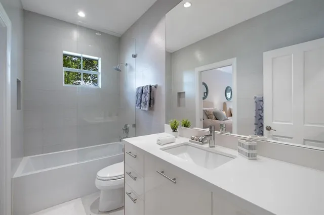 $5,495,000 | 164 West Mashta Drive, Key Biscayne, FL 33149