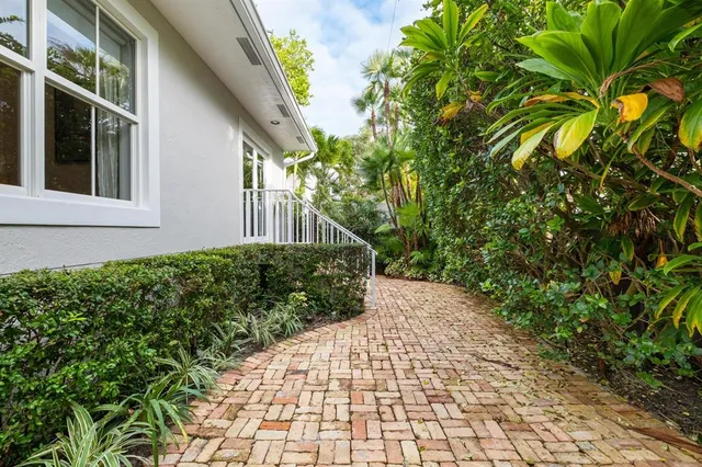 $5,495,000 | 164 West Mashta Drive, Key Biscayne, FL 33149