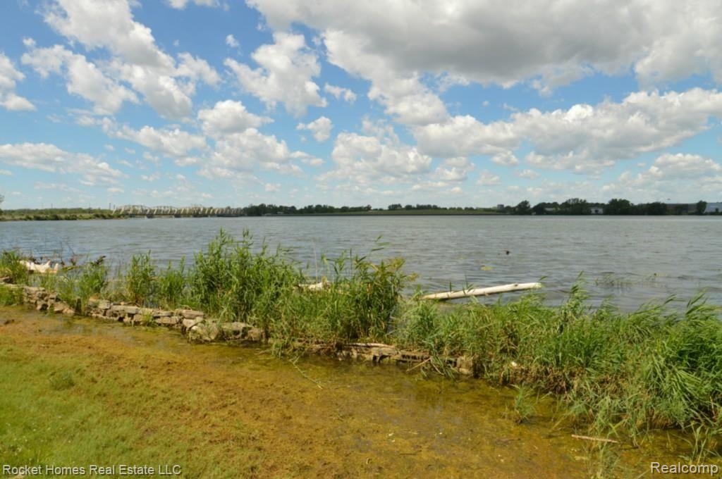 18440 Meridian Road Grosse Ile, MI 48138 - Photo 37 of 41 DSC_0162.jpg