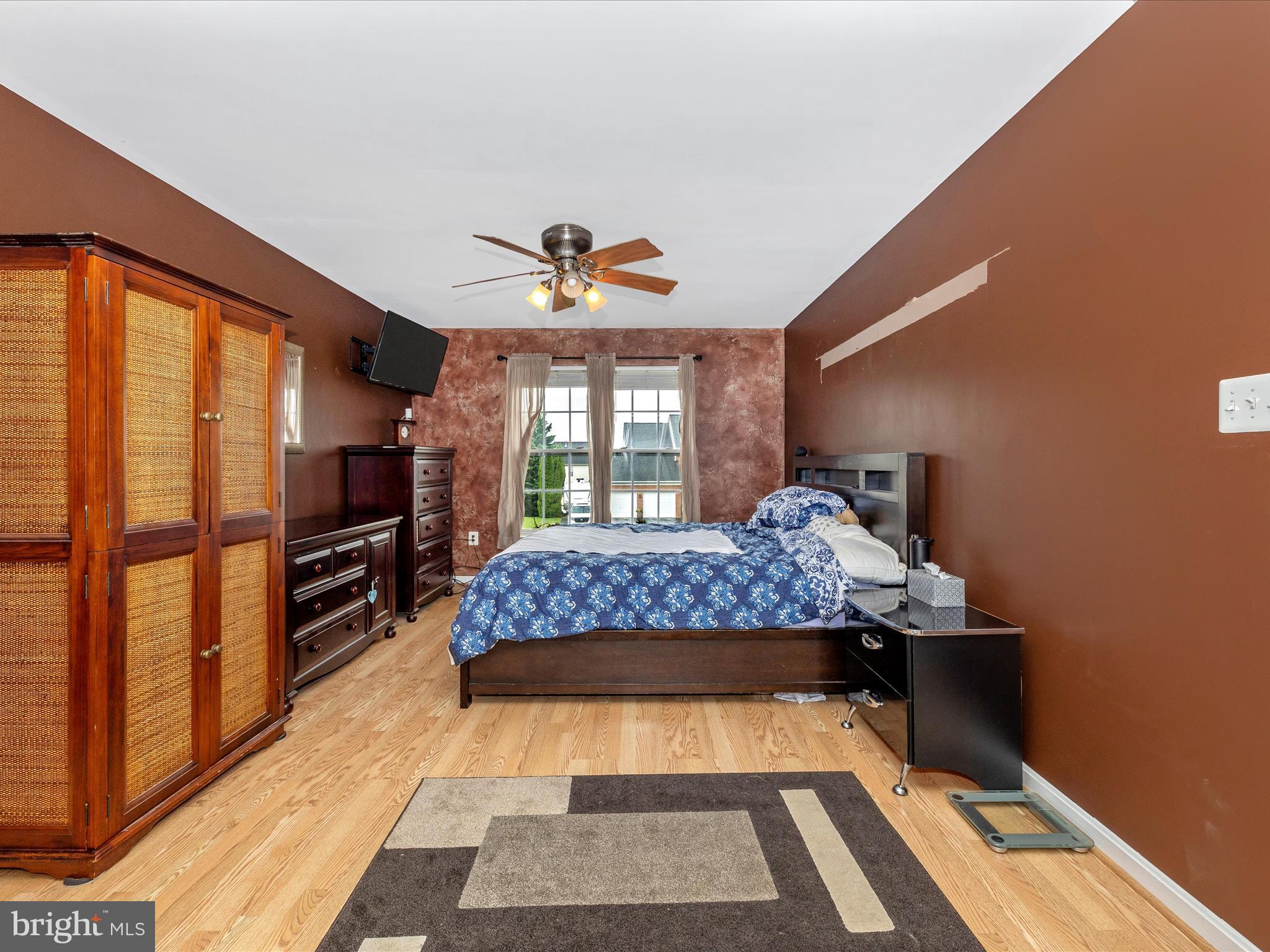 5880 Union Ridge Drive Adamstown, MD 21710 - Photo 27 of 49 a living room with a bed furniture and a window
