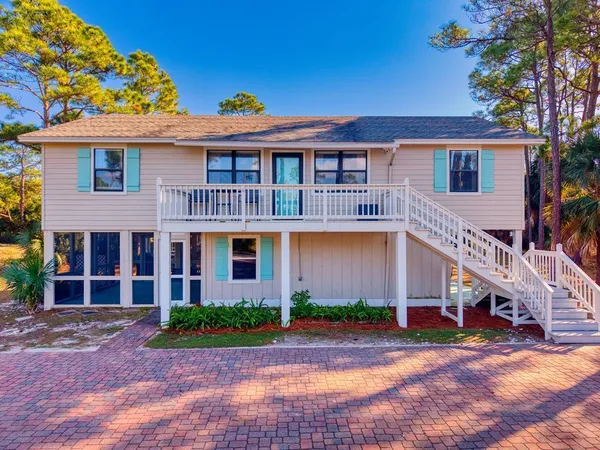 $689,000 | 924 East Pine Avenue, St. George Island, FL 32328