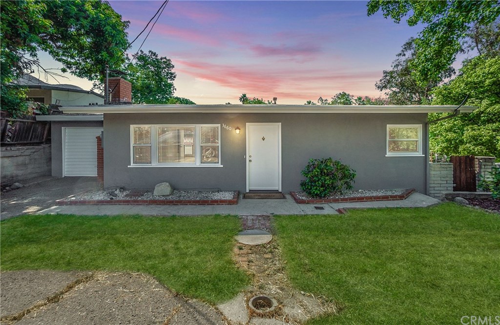 Picture of the front of the home the photographer colored in the grass green.