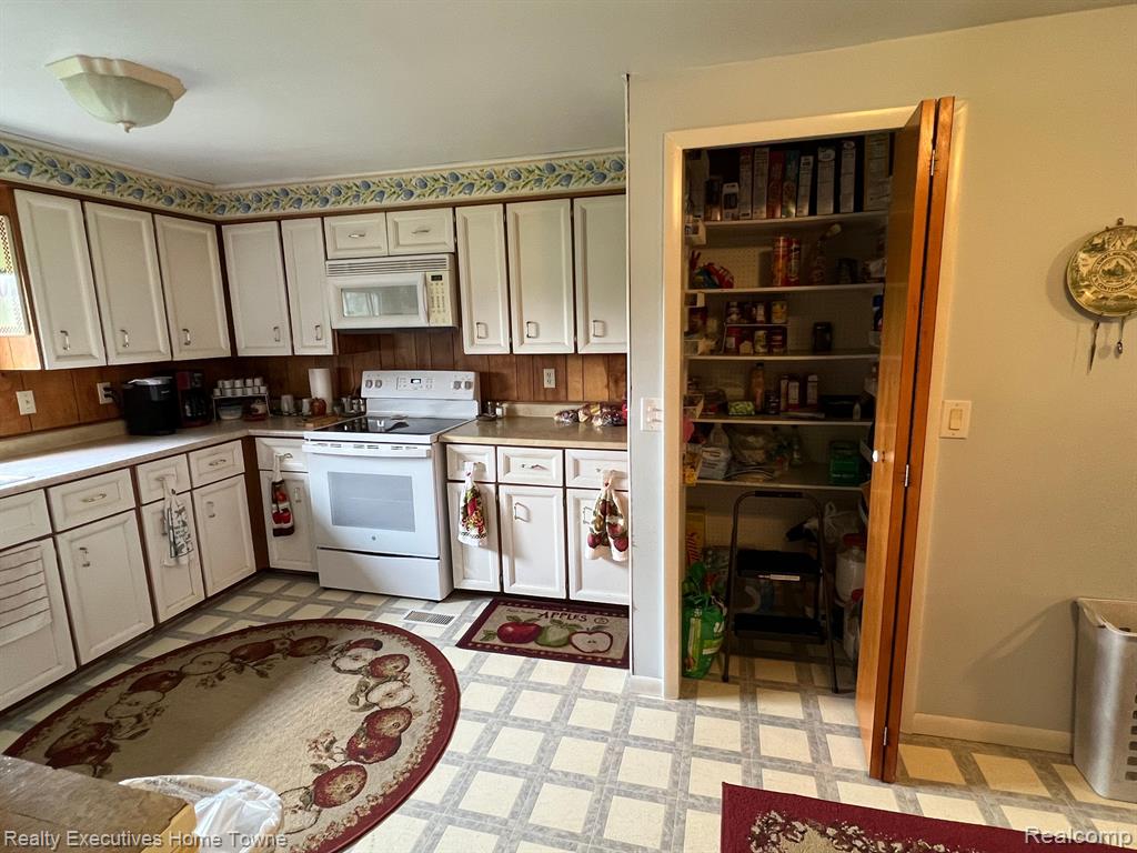 5690 Harrington Road Croswell, MI 48422 - Photo 5 of 24