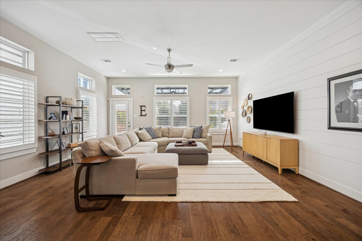 920 West 25th Street, Unit B Houston, TX 77008 - Photo 10 of 35 a living room with furniture and a flat screen tv