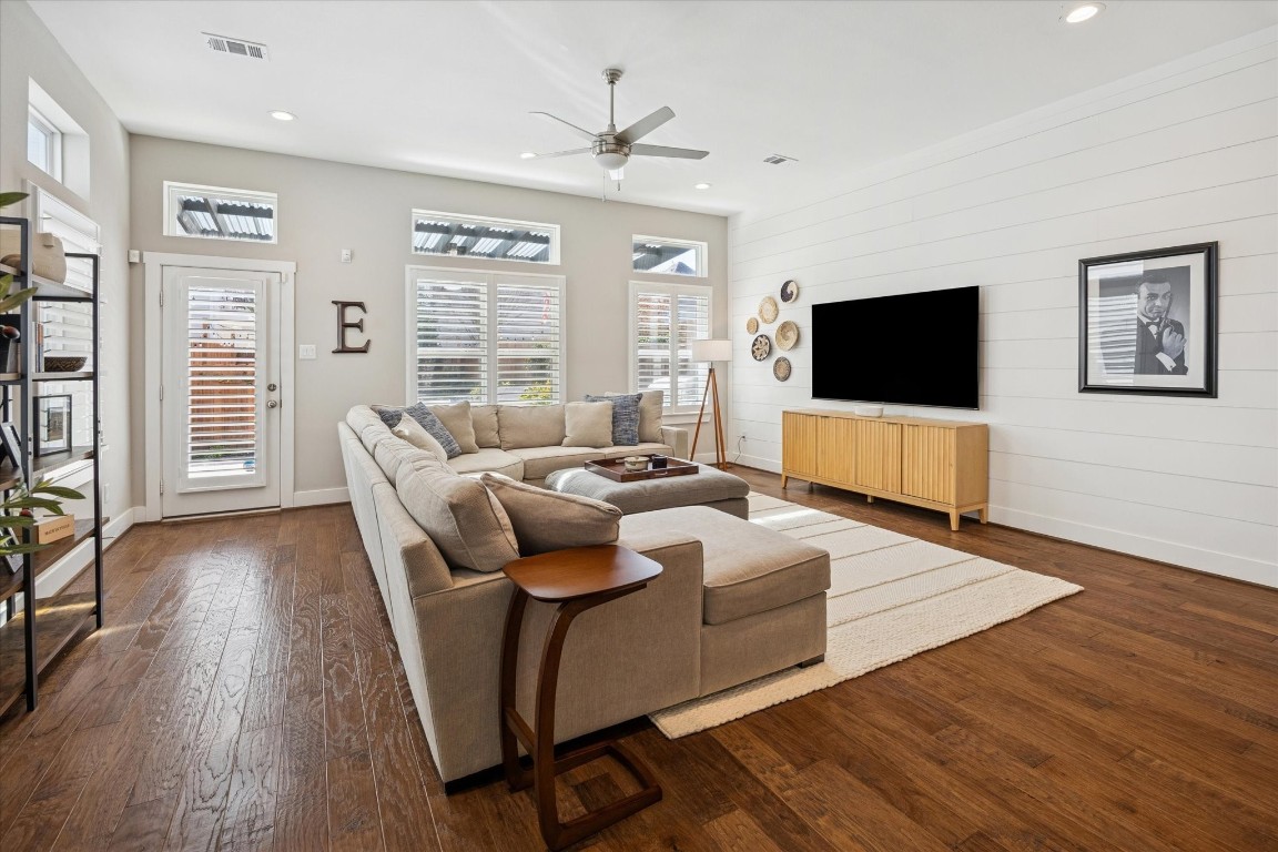 920 West 25th Street, Unit B Houston, TX 77008 - Photo 11 of 35 a living room with furniture and a flat screen tv