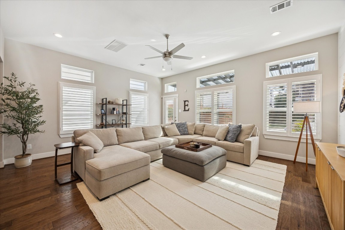 920 West 25th Street, Unit B Houston, TX 77008 - Photo 12 of 35 a living room with furniture and a large window