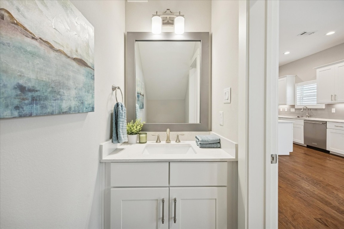920 West 25th Street, Unit B Houston, TX 77008 - Photo 13 of 35 a bathroom with a sink and a mirror
