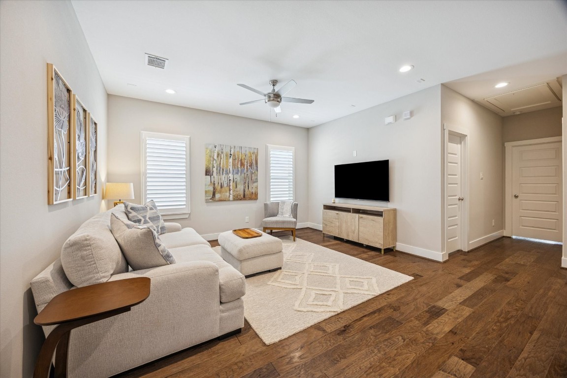 920 West 25th Street, Unit B Houston, TX 77008 - Photo 14 of 35 a living room with furniture and a flat screen tv