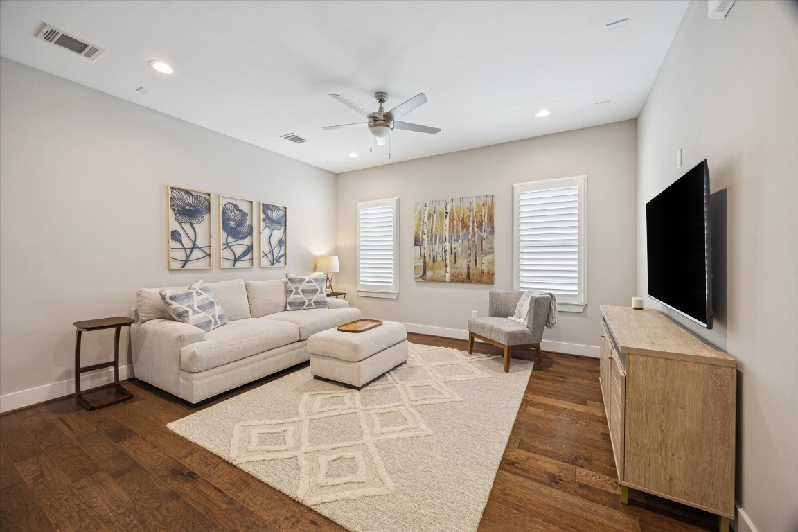920 West 25th Street, Unit B Houston, TX 77008 - Photo 15 of 35 a living room with furniture and a flat screen tv