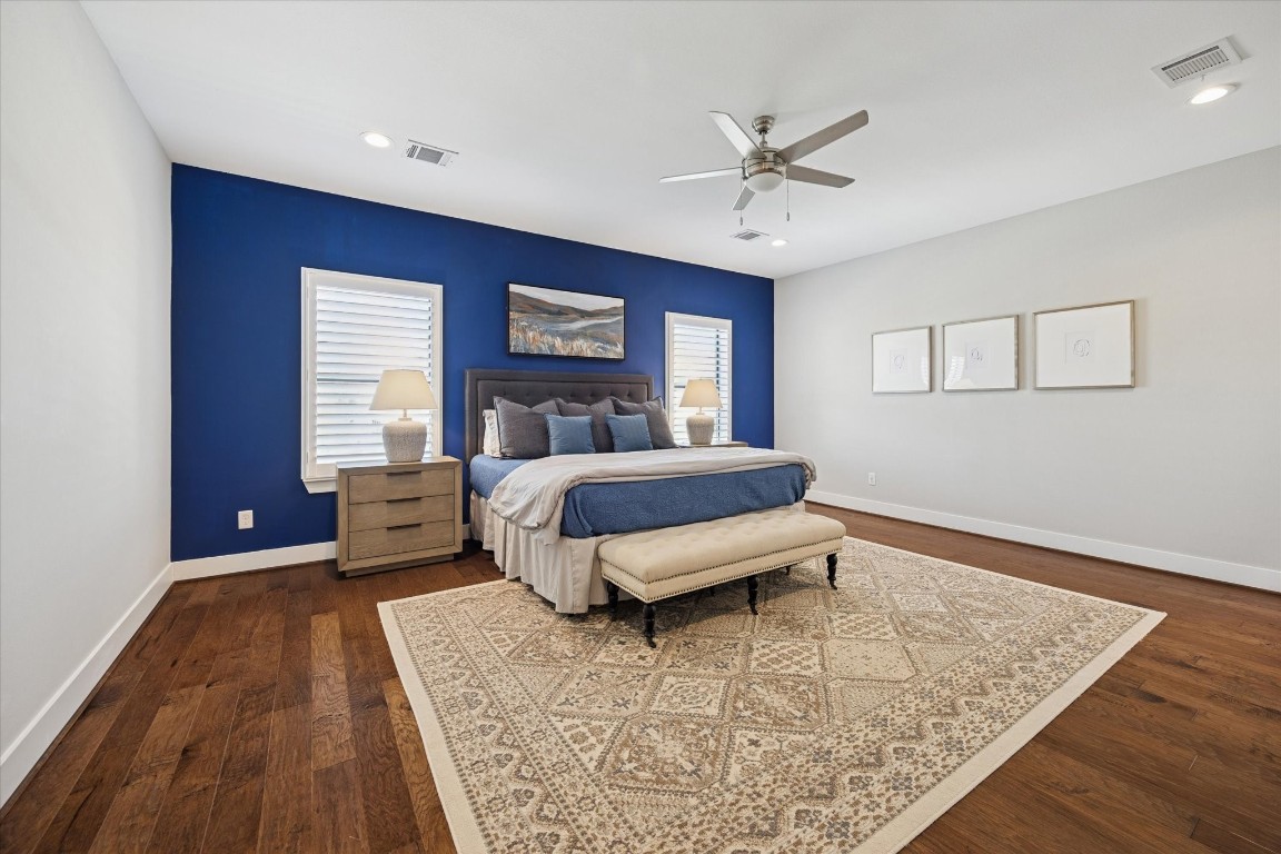 920 West 25th Street, Unit B Houston, TX 77008 - Photo 16 of 35 a bed room with a bed and a window