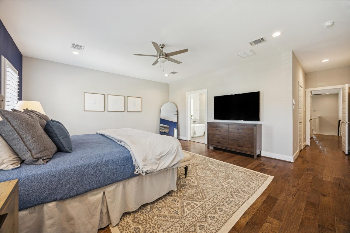 920 West 25th Street, Unit B Houston, TX 77008 - Photo 18 of 35 a bedroom with a bed and a television