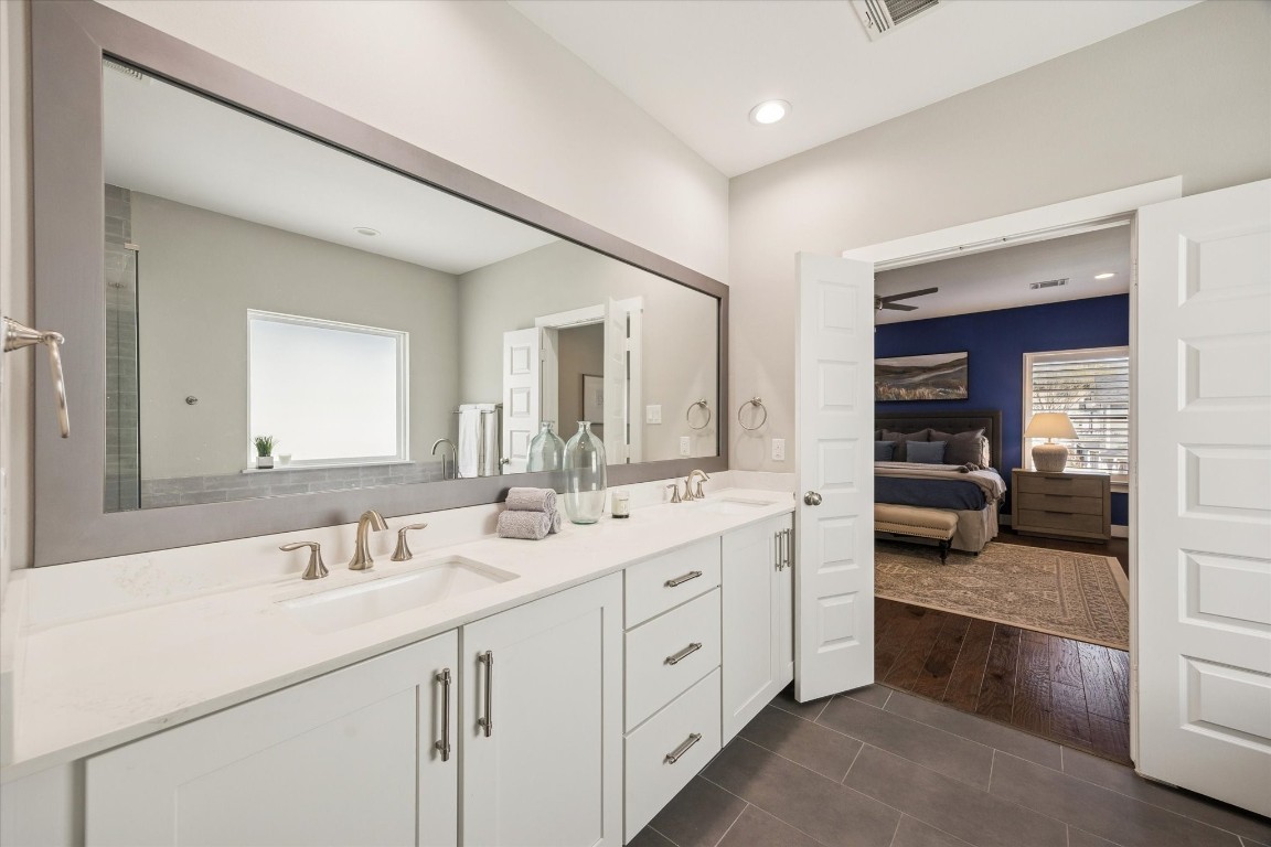 920 West 25th Street, Unit B Houston, TX 77008 - Photo 20 of 35 a spacious bathroom with double sink and a large mirror