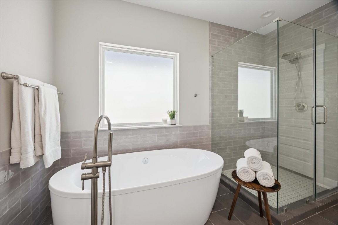 920 West 25th Street, Unit B Houston, TX 77008 - Photo 21 of 35 a bathroom with a granite countertop sink a toilet and bathtub