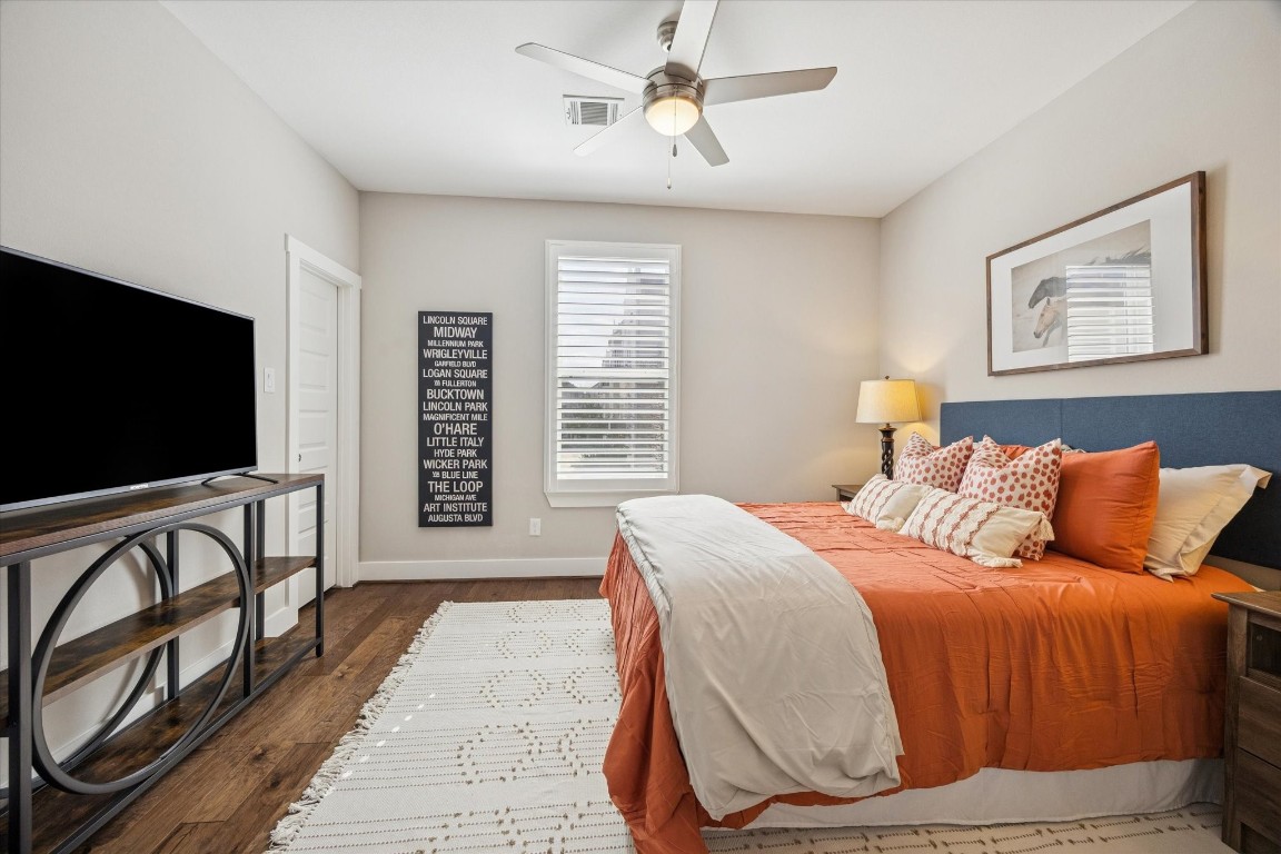 920 West 25th Street, Unit B Houston, TX 77008 - Photo 25 of 35 a bedroom with a bed and a flat screen tv