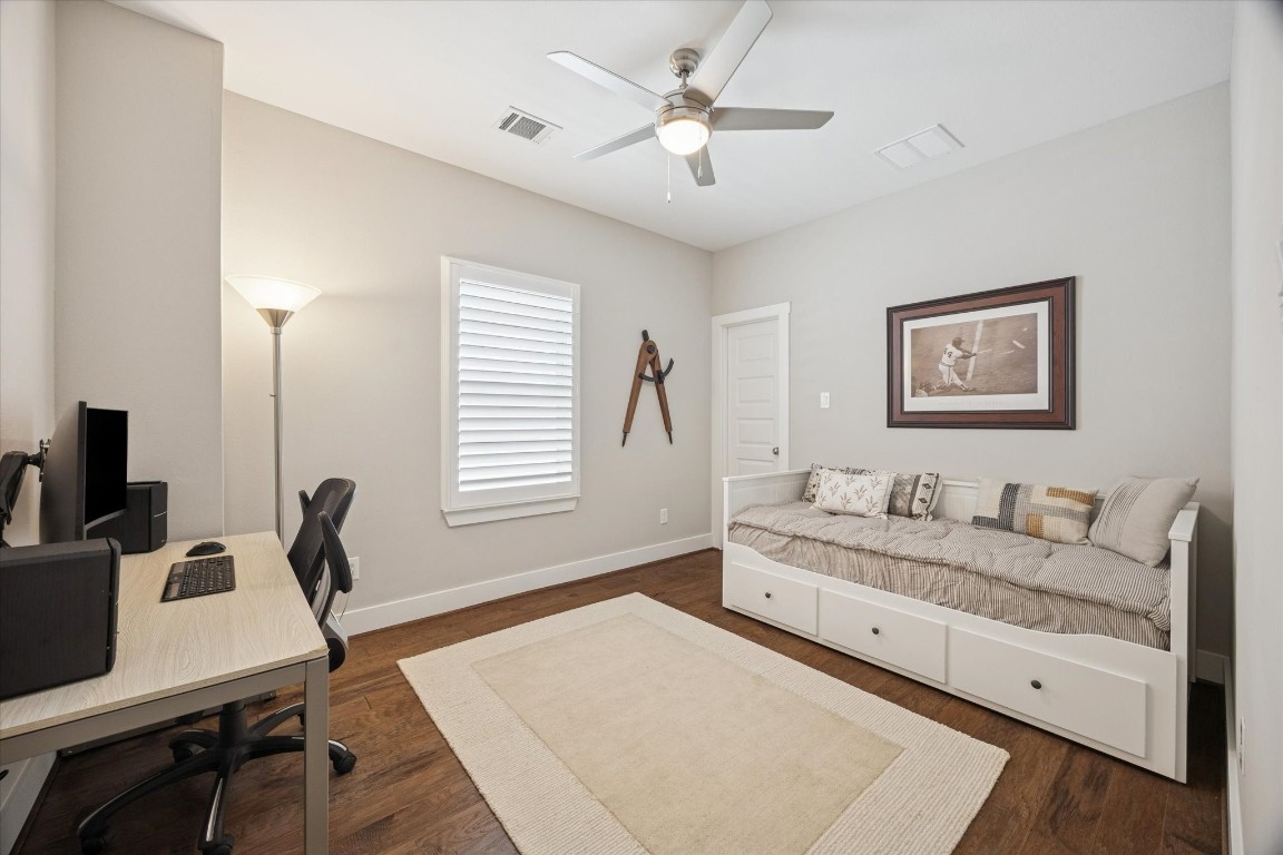 920 West 25th Street, Unit B Houston, TX 77008 - Photo 27 of 35 a bedroom with a bed and a chandelier