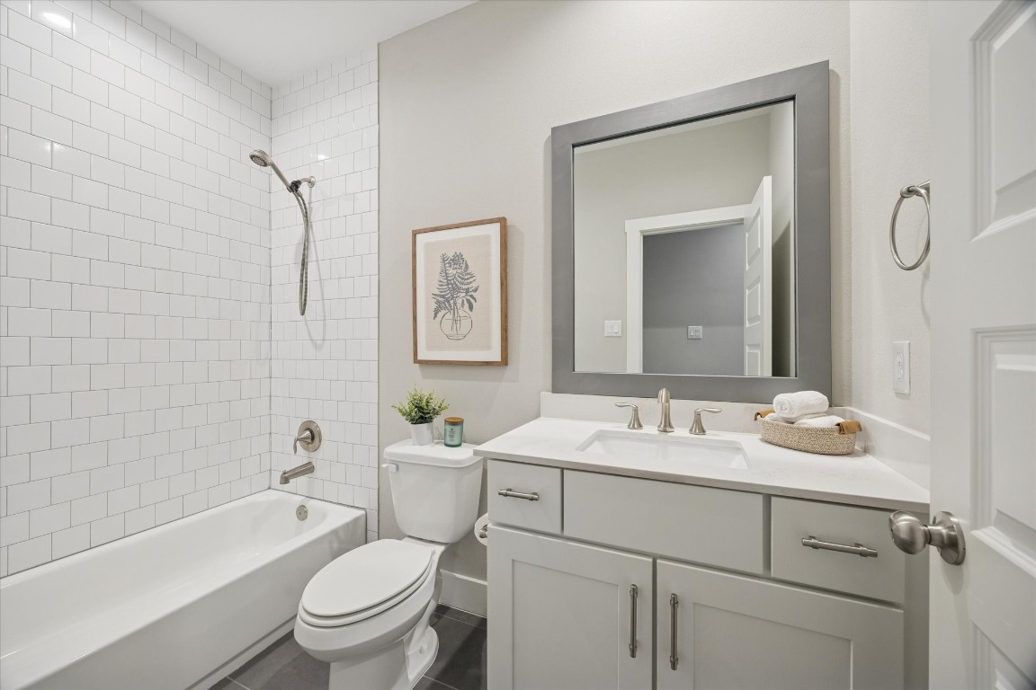 920 West 25th Street, Unit B Houston, TX 77008 - Photo 28 of 35 a bathroom with a sink toilet vanity tub and shower
