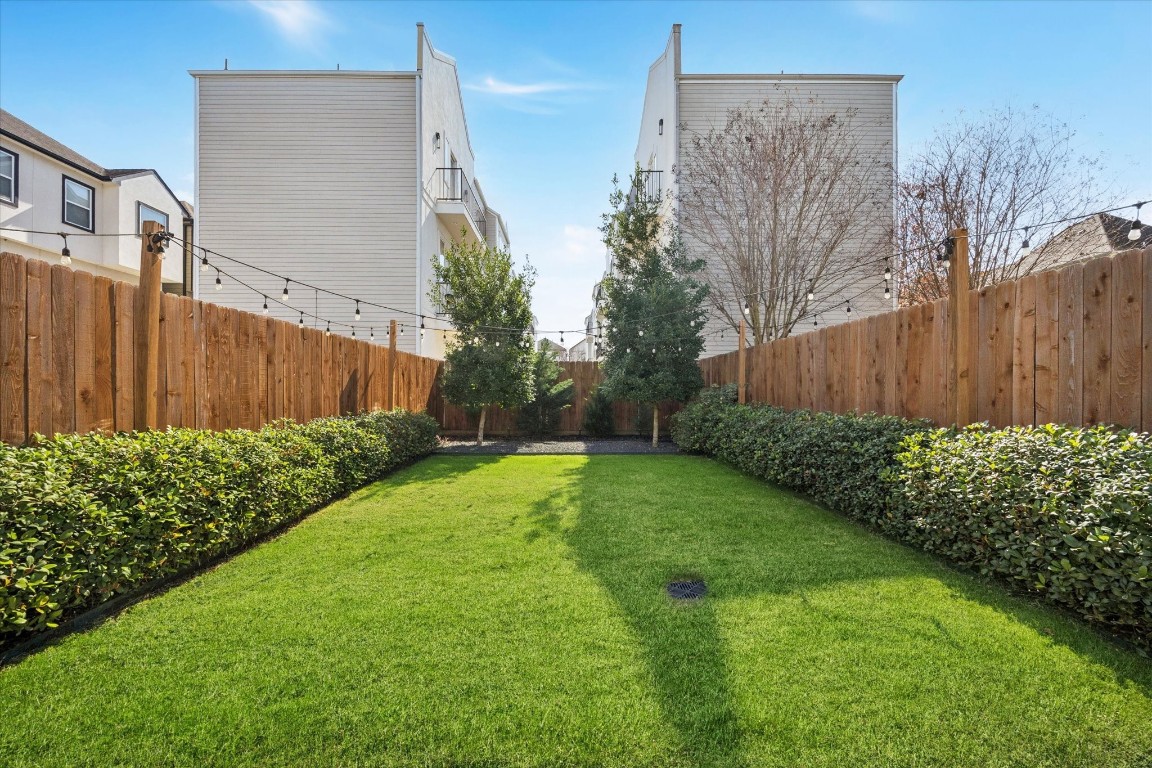 920 West 25th Street, Unit B Houston, TX 77008 - Photo 3 of 35 a view of back yard of the house