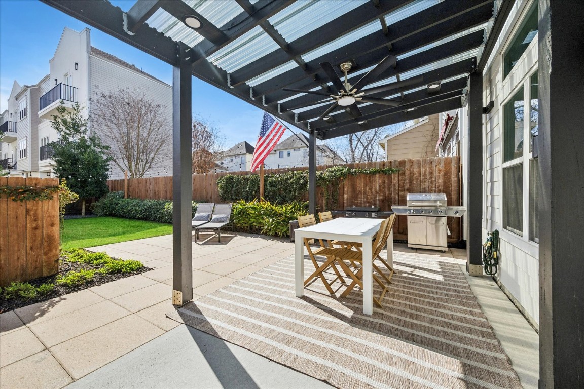 920 West 25th Street, Unit B Houston, TX 77008 - Photo 29 of 35 a outdoor view with a sitting space