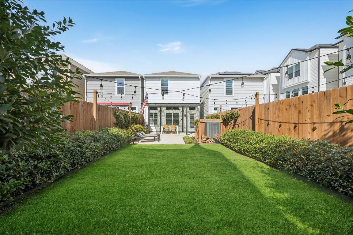 920 West 25th Street, Unit B Houston, TX 77008 - Photo 30 of 35 a view of an apartment with a garden