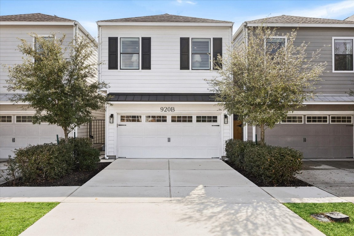 920 West 25th Street, Unit B Houston, TX 77008 - Photo 31 of 35 a front view of a house with a yard and garage
