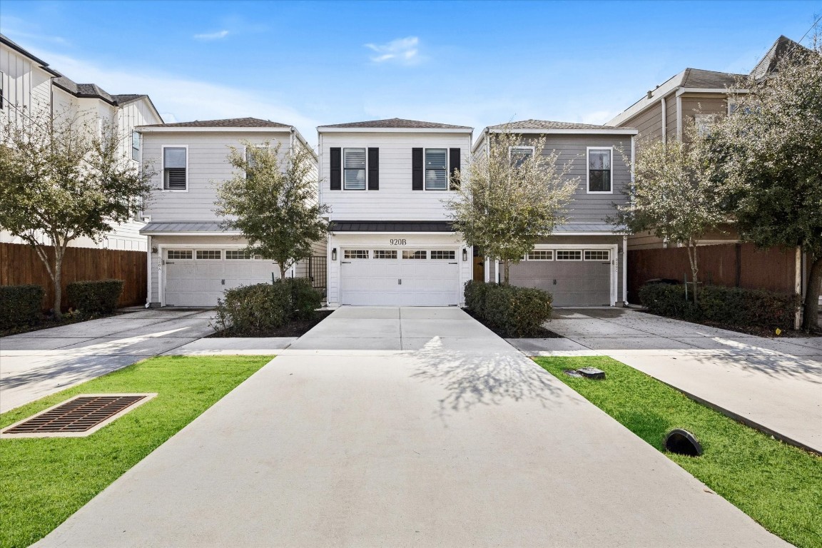 920 West 25th Street, Unit B Houston, TX 77008 - Photo 32 of 35 a front view of a house with a yard and garage