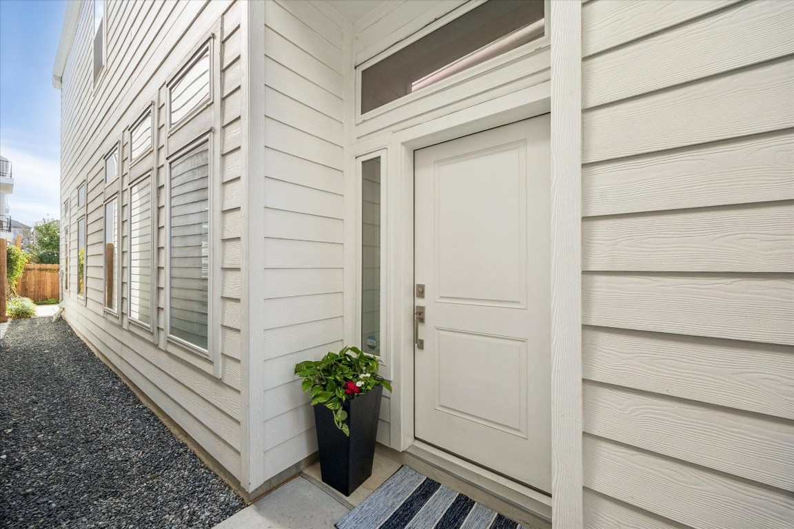 920 West 25th Street, Unit B Houston, TX 77008 - Photo 5 of 35 a view of a back yard of the house