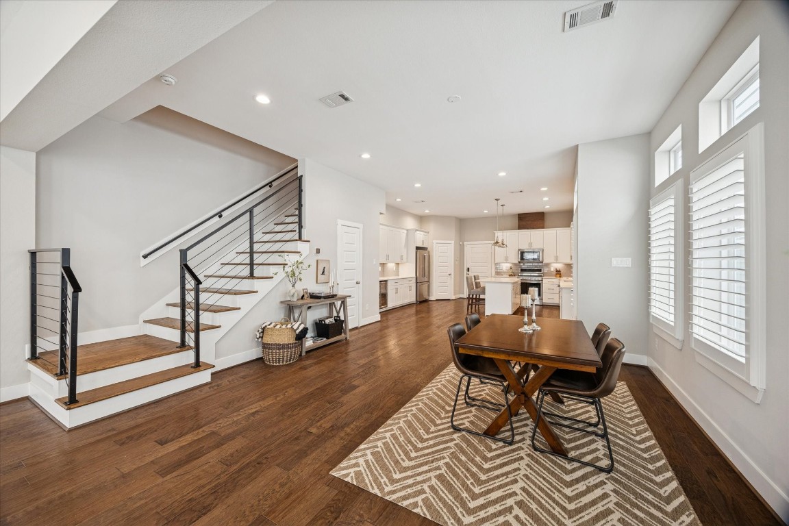 920 West 25th Street, Unit B Houston, TX 77008 - Photo 8 of 35 a living room with furniture and a wooden floor