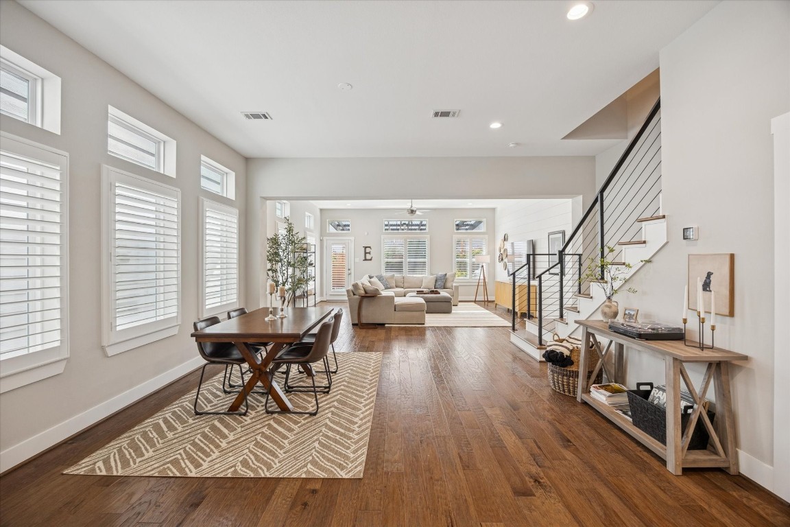 920 West 25th Street, Unit B Houston, TX 77008 - Photo 9 of 35 a living room with furniture and a wooden floor