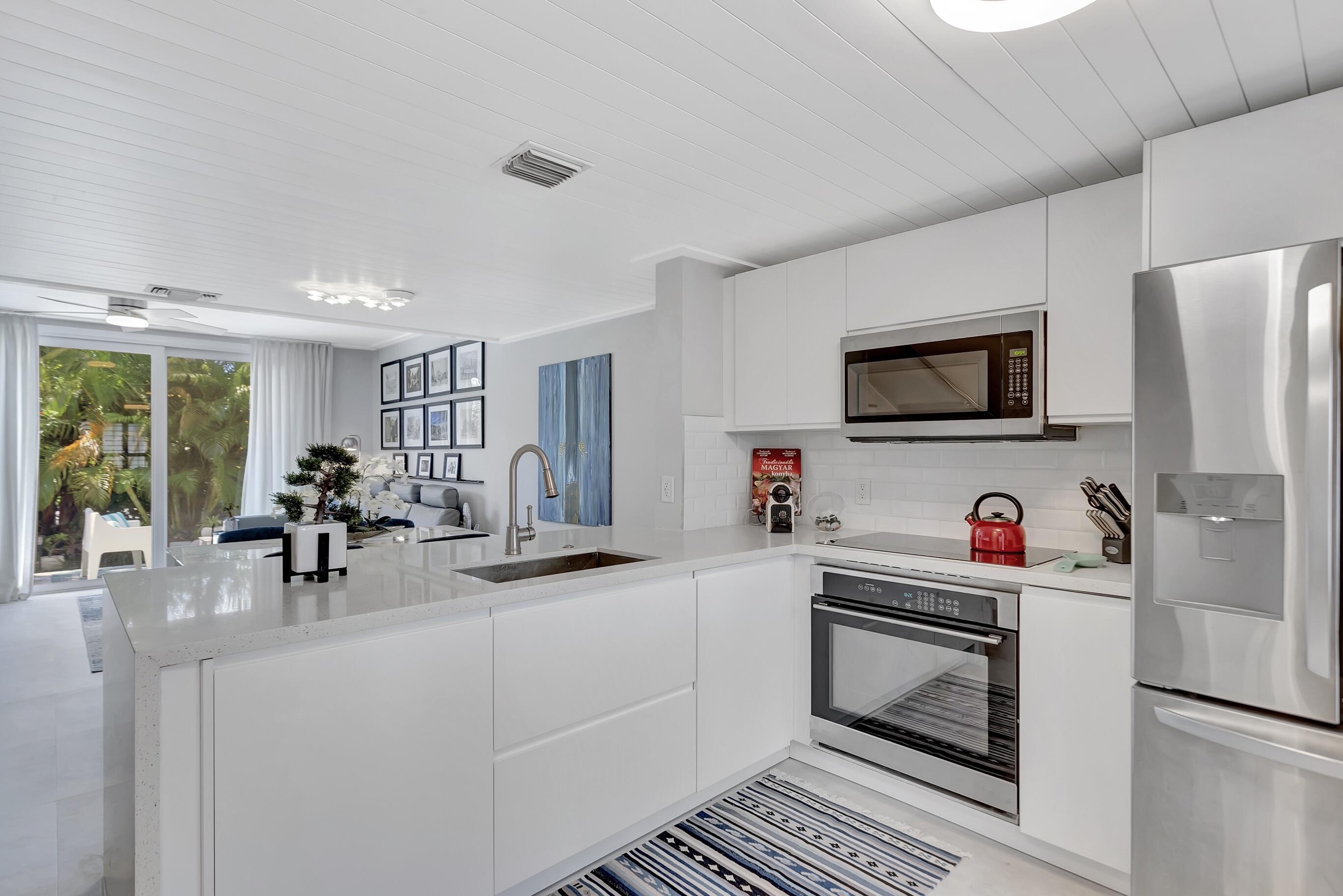 1086 Jeffery Street Boca Raton, FL 33487 - Photo 3 of 16 Kitchen